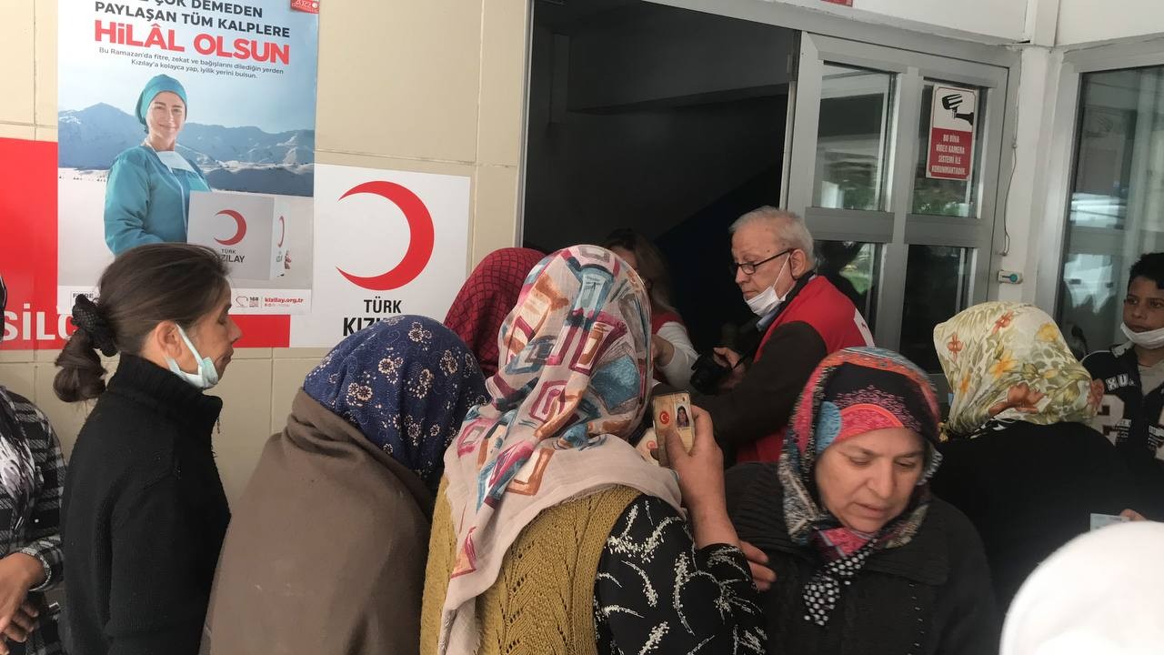 Dar gelirli vatandaşlara kavurma dağıtıldı Türk Kızılayı Edirne Uzunköprü Şubesi, Ramazan ayı dolayısıyla dar gelirli ailelere kavurma dağıttı. Şube Başkanı Zakir Buğdaycı, İHA muhabirine ...