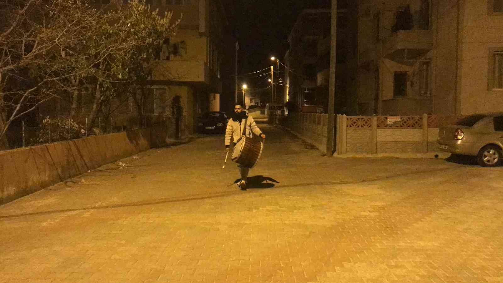 Davulcuların mesaisi başladı Rahmet ve mağfiret ayı olarak bilinen Ramazan-ı Şerif’in ilk sahuruna bu gece kalkıldı. Ramazan Ayı ile özdeşleşen davulcularda maniler ile ...