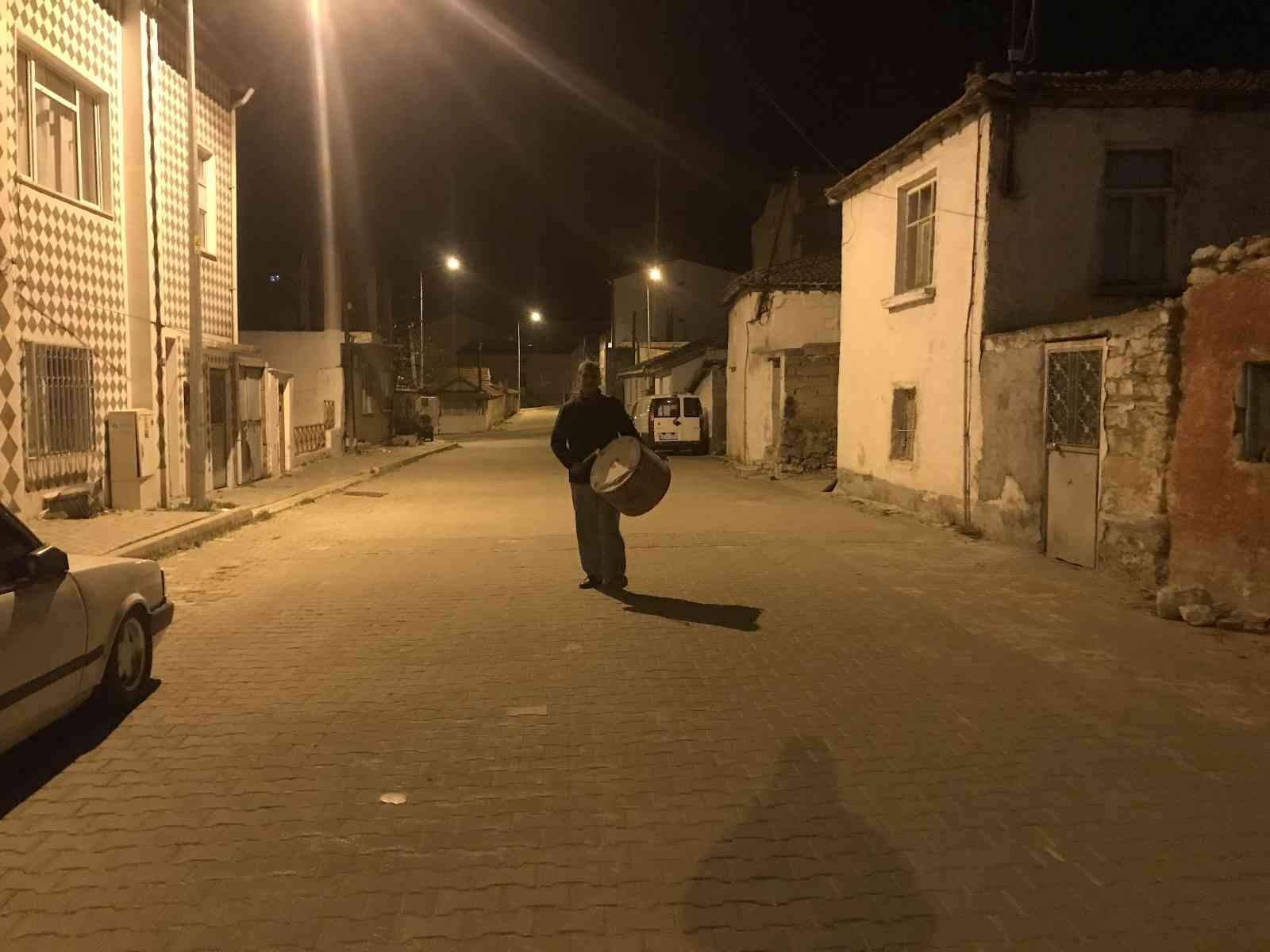 Davulcuların mesaisi başladı Rahmet ve mağfiret ayı olarak bilinen Ramazan-ı Şerif’in ilk sahuruna bu gece kalkıldı. Ramazan Ayı ile özdeşleşen davulcularda maniler ile ...