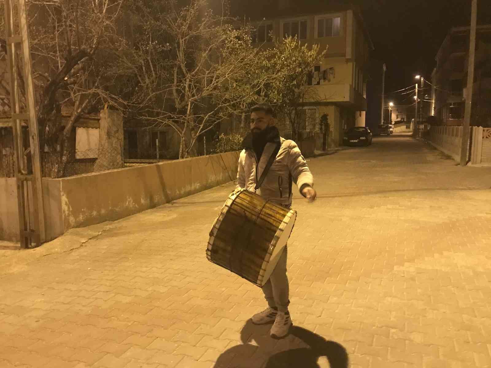 Davulcuların mesaisi başladı Rahmet ve mağfiret ayı olarak bilinen Ramazan-ı Şerif’in ilk sahuruna bu gece kalkıldı. Ramazan Ayı ile özdeşleşen davulcularda maniler ile ...