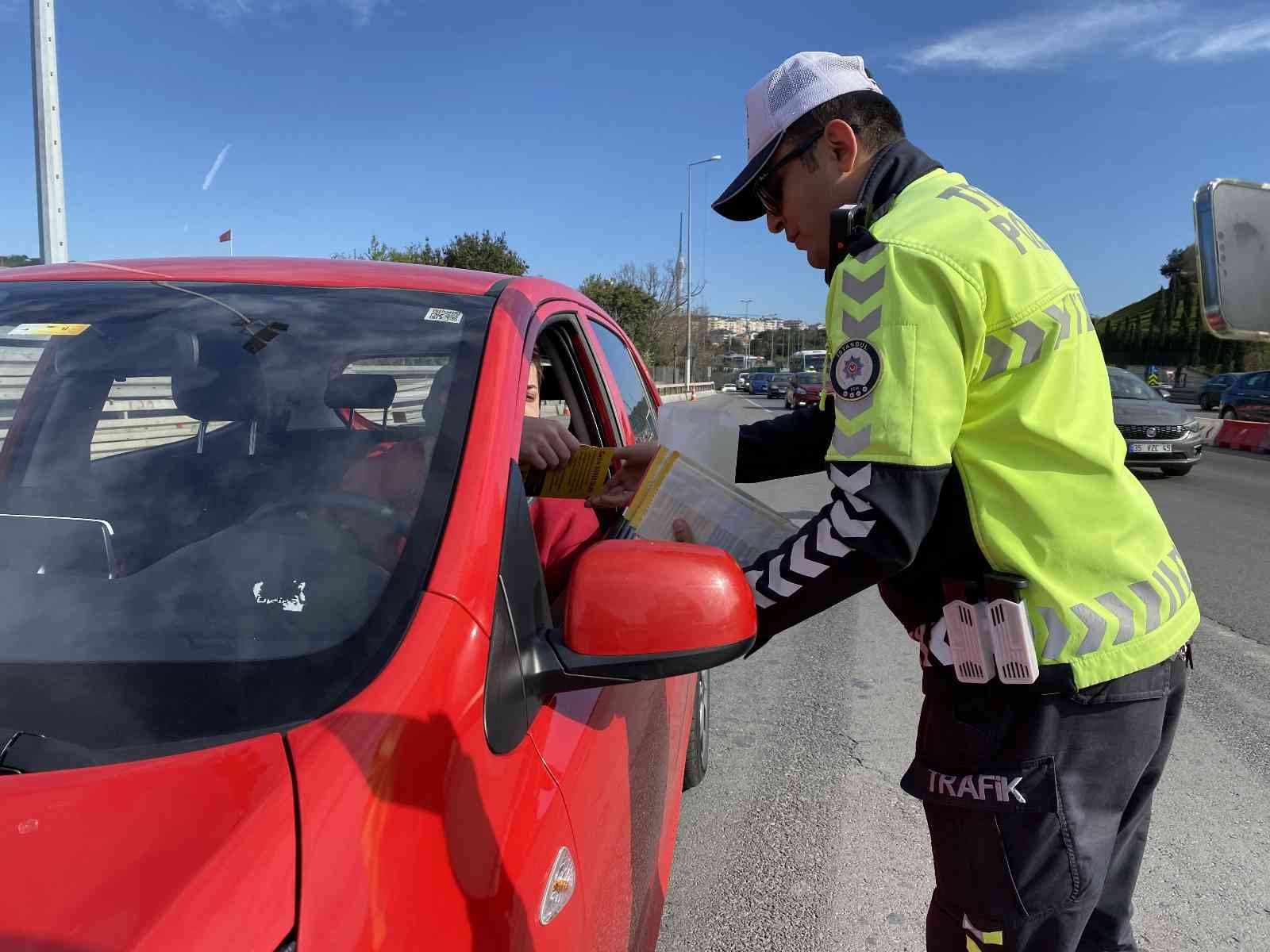 İstanbul Trafik Denetleme ve Şube Müdürlüğü ekipleri, gerçekleştirdikleri uygulamada sürücülere bilgilendirici broşür, çocuklara da ’kırmızı ...