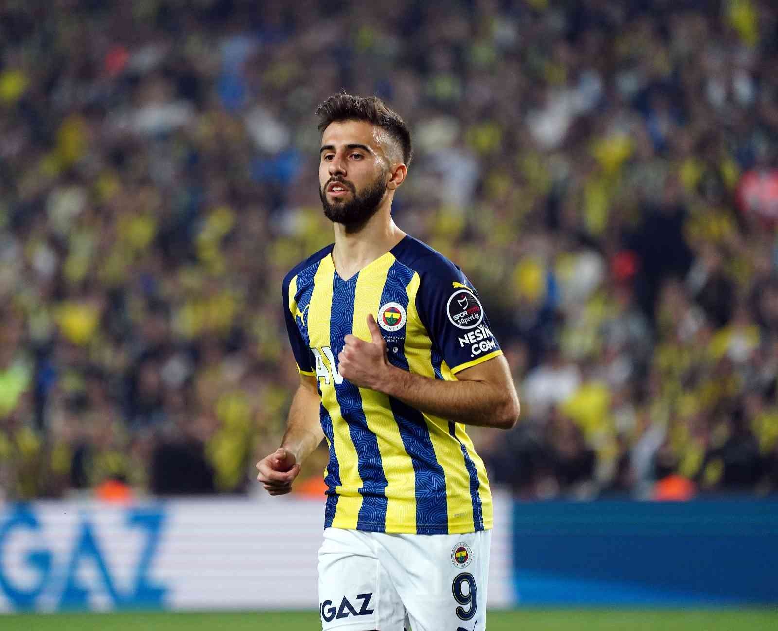 Fenerbahçe’nin Uruguaylı futbolcusu Diego Rossi, sarı-lacivertlilerin formasını giydiği her maçta her şeyini vermek istediğini söyledi ...