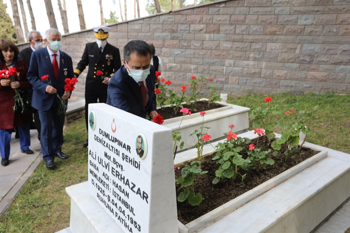 Dumlupınar Denizaltısı şehitleri, facianın 69’uncu yıl dönümünde anıldı Çanakkale Boğazı Nara Burnu önlerinde 4 Nisan 1953’te İsveç bayraklı ‘Naboland’ adlı gemiyle çarpışarak batan Dumlupınar Denizaltısında şehit ...