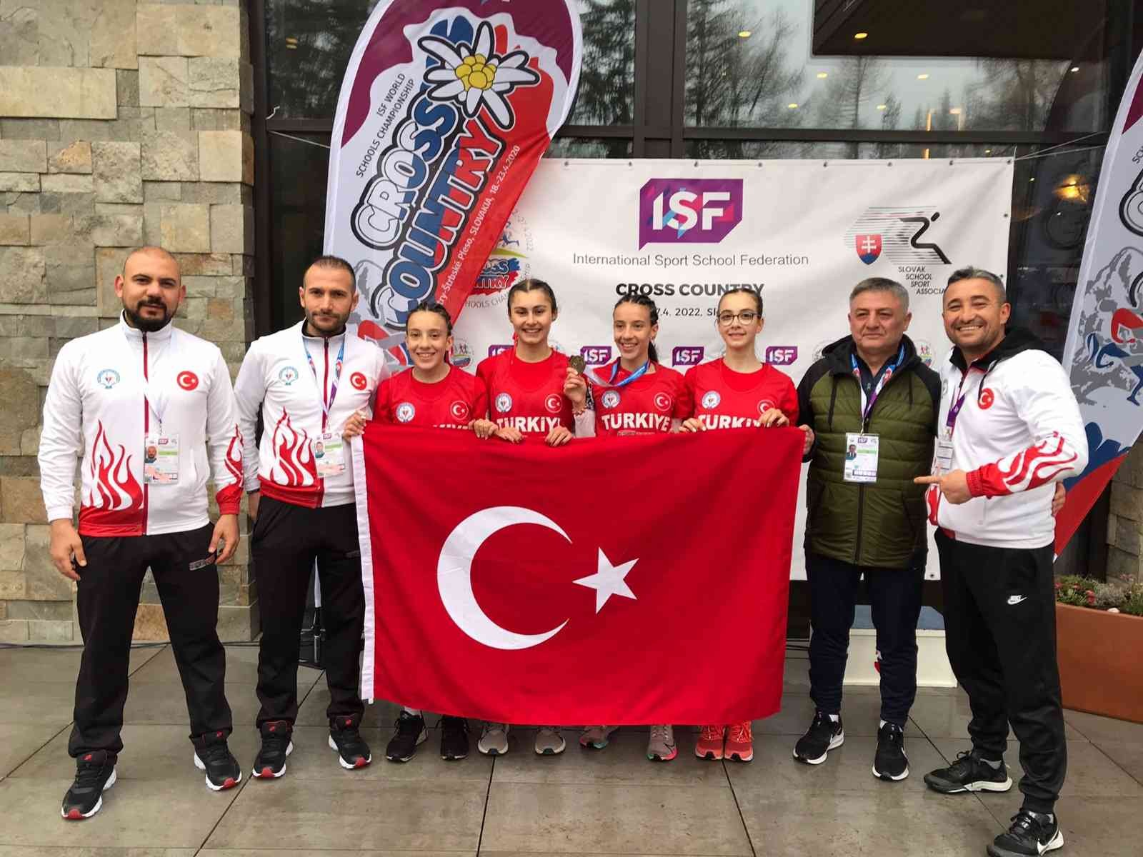 Dünya Kros Şampiyonası’nda 2 altın madalya Uluslararası Okul Sporları (ISF) tarafından düzenlenen Dünya Kros Şampiyonası’nda erkeklerde Caner Can Tunçtan, kızlarda Ayça Fidanoğlu altın ...