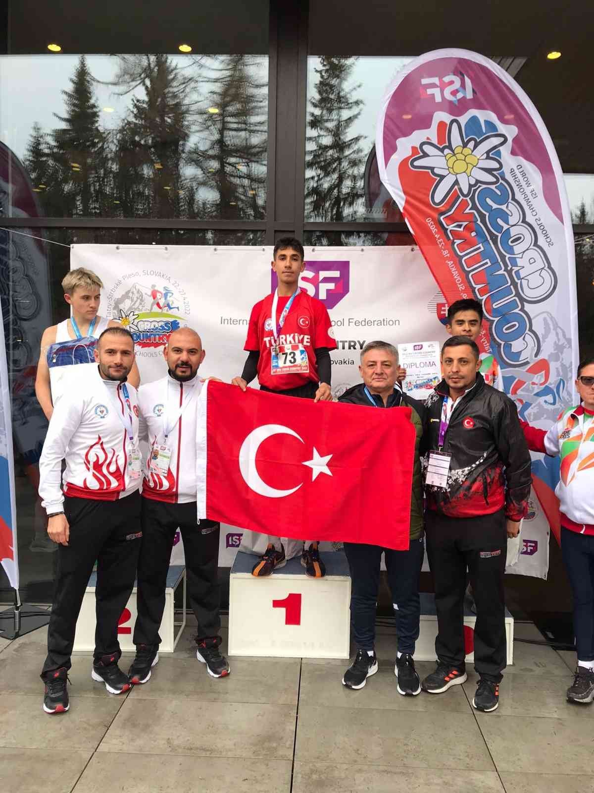 Dünya Kros Şampiyonası’nda 2 altın madalya Uluslararası Okul Sporları (ISF) tarafından düzenlenen Dünya Kros Şampiyonası’nda erkeklerde Caner Can Tunçtan, kızlarda Ayça Fidanoğlu altın ...