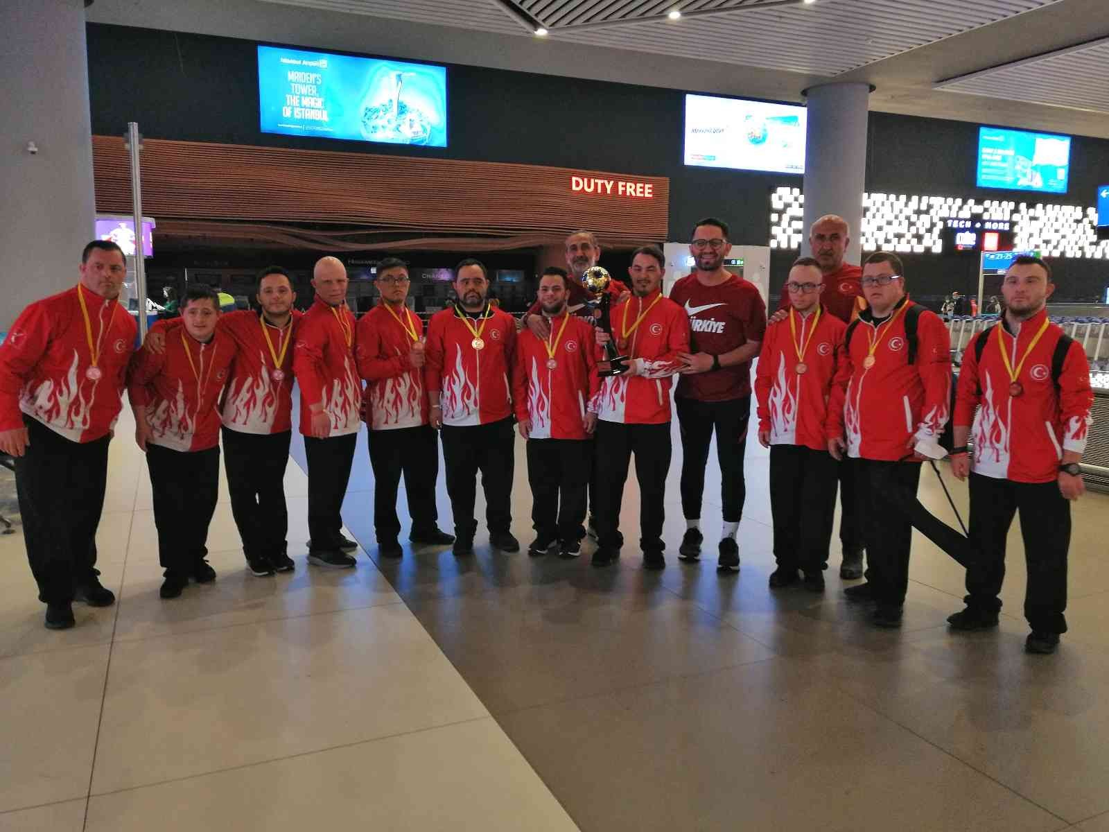 Peru’da düzenlenen Down Futsal Dünya Şampiyonası’nda dünya üçüncülüğü elde eden Down Sendromlular Futsal Milli Takımı, yurda döndü. Türkiye ...