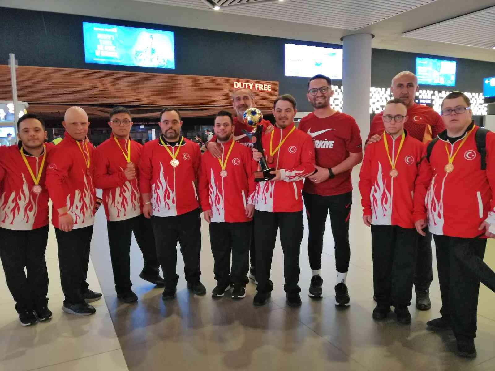 Peru’da düzenlenen Down Futsal Dünya Şampiyonası’nda dünya üçüncülüğü elde eden Down Sendromlular Futsal Milli Takımı, yurda döndü. Türkiye ...