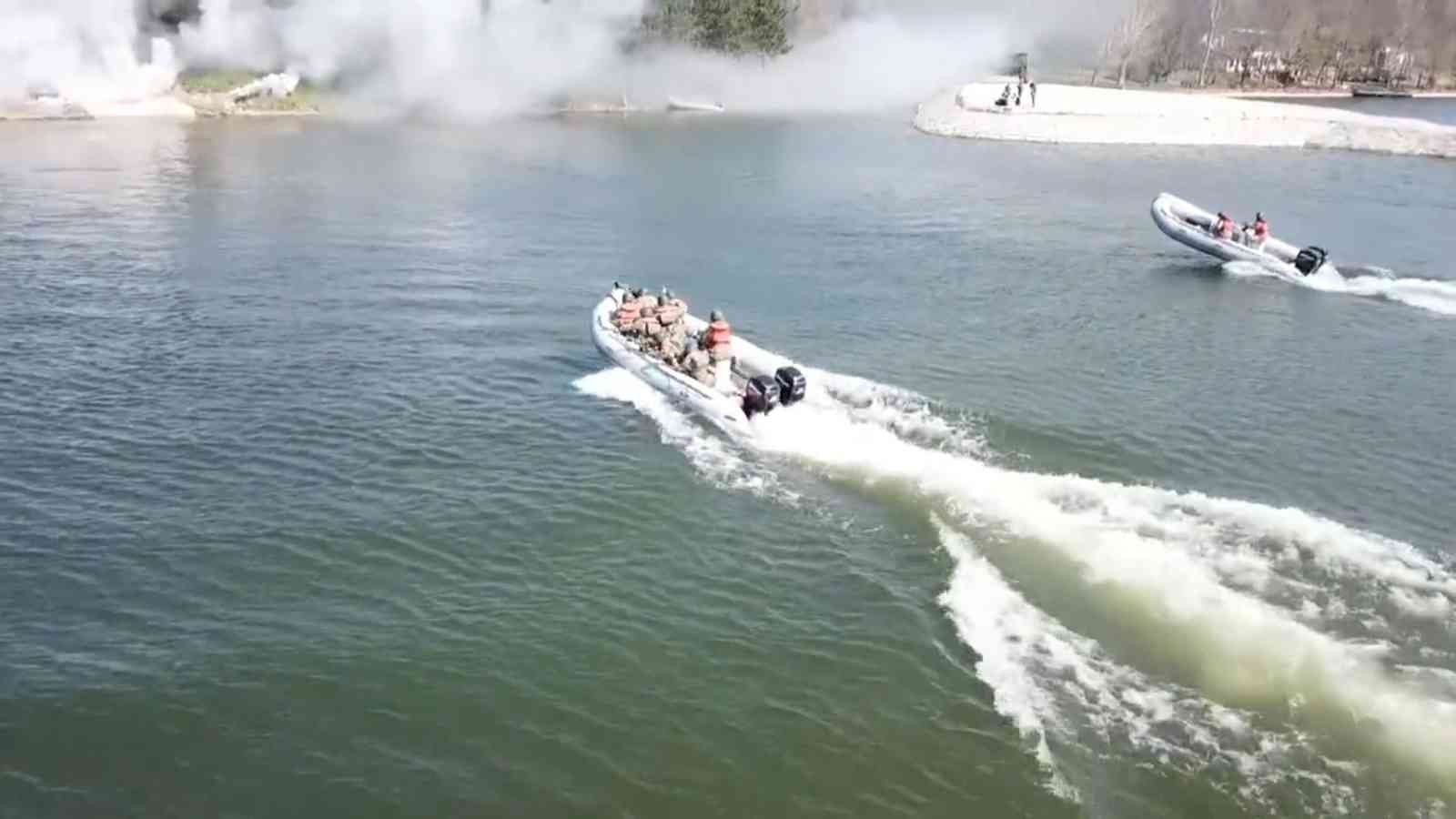 Durgun sulardan geçiş tatbikatı gerçeğini aratmadı Kırklareli’nde bulunan 65’inci Mekanize Piyade Tugay ve 5’inci Kolordu İstihkâm Alay Komutanlığı tarafından Orgeneral Muhittin Önür Göleti’nde ...