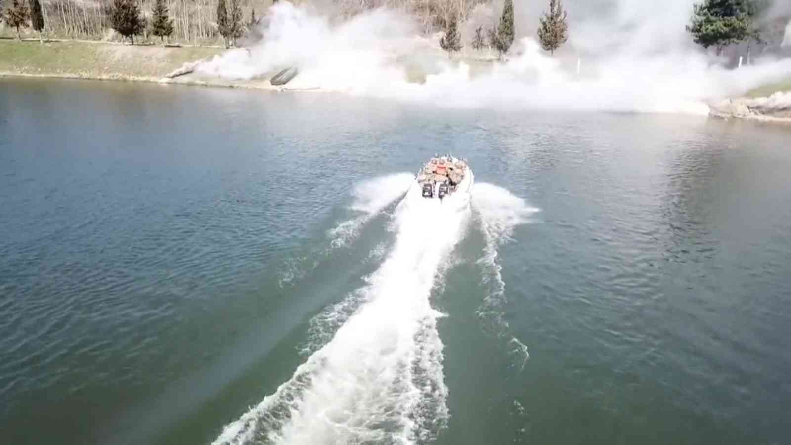 Durgun sulardan geçiş tatbikatı gerçeğini aratmadı Kırklareli’nde bulunan 65’inci Mekanize Piyade Tugay ve 5’inci Kolordu İstihkâm Alay Komutanlığı tarafından Orgeneral Muhittin Önür Göleti’nde ...