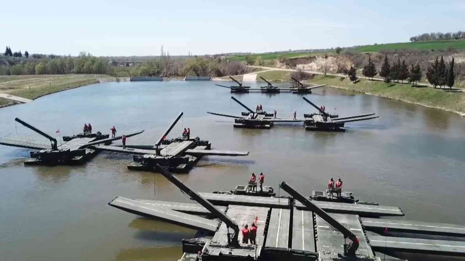 Durgun sulardan geçiş tatbikatı gerçeğini aratmadı Kırklareli’nde bulunan 65’inci Mekanize Piyade Tugay ve 5’inci Kolordu İstihkâm Alay Komutanlığı tarafından Orgeneral Muhittin Önür Göleti’nde ...