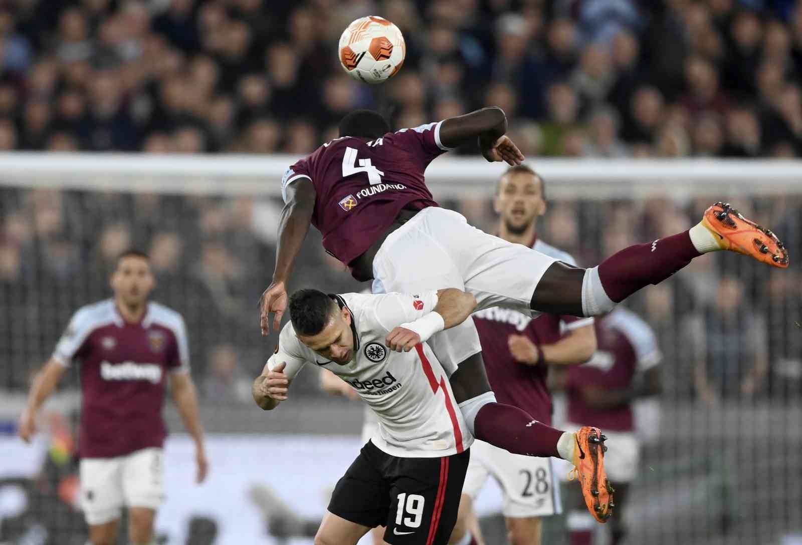 E. Frankfurt, deplasmanda West Ham United’ı devirdi UEFA Avrupa Ligi Yarı Final ilk maçında Alman ekibi Eintracht Frankfurt, deplasmanda İngiliz temsilcisi West Ham United’ı 2-1 mağlup ederek ...