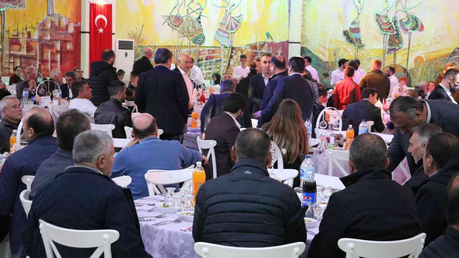 Edirne Ticaret Borsası "Geleneksel İftar Yemeği" düzenledi Edirne Ticaret Borsası Başkanlığı tarafından geleneksel hale getirilen iftar programı düzenlendi. Edirne Vali Yardımcısı Yusuf Güler, Edirne ...