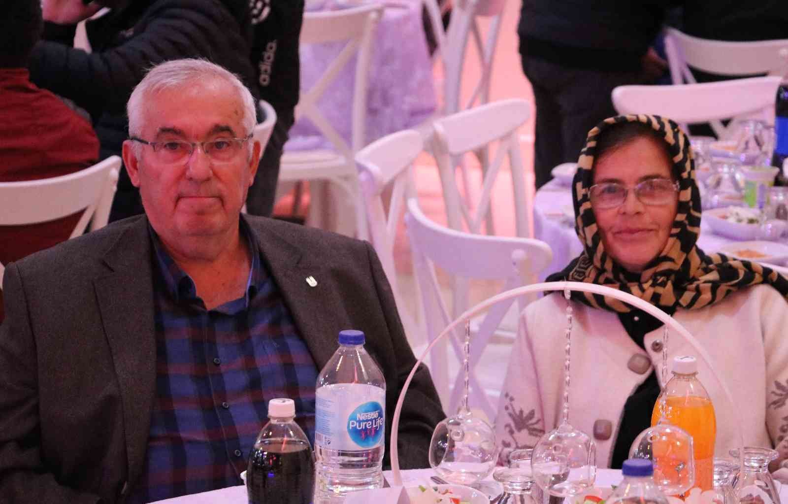 Edirne Ticaret Borsası "Geleneksel İftar Yemeği" düzenledi Edirne Ticaret Borsası Başkanlığı tarafından geleneksel hale getirilen iftar programı düzenlendi. Edirne Vali Yardımcısı Yusuf Güler, Edirne ...