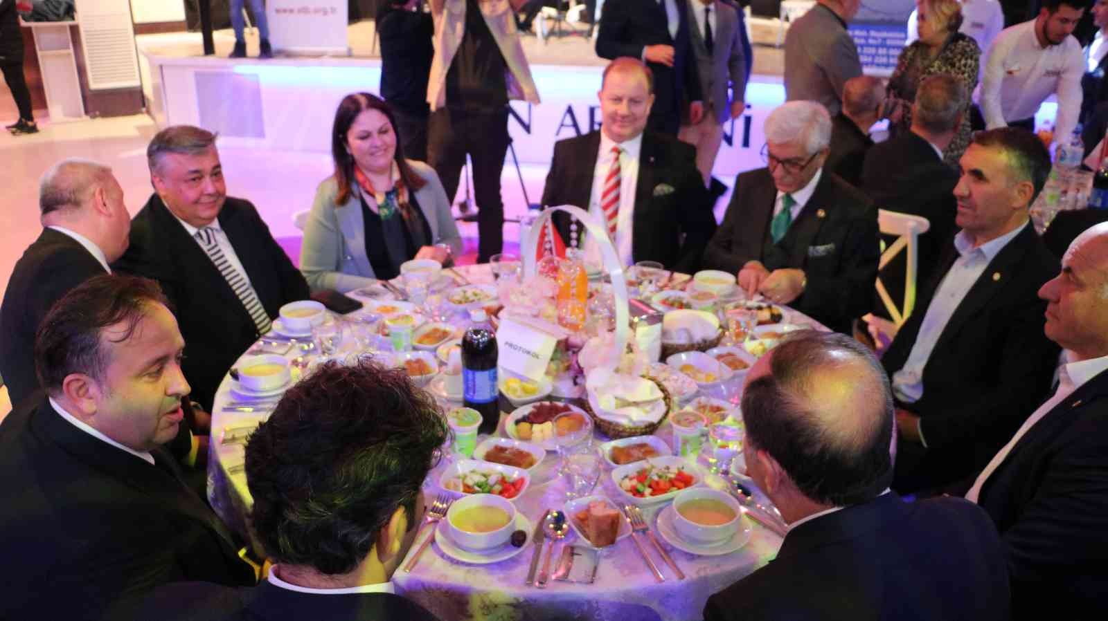 Edirne Ticaret Borsası "Geleneksel İftar Yemeği" düzenledi Edirne Ticaret Borsası Başkanlığı tarafından geleneksel hale getirilen iftar programı düzenlendi. Edirne Vali Yardımcısı Yusuf Güler, Edirne ...