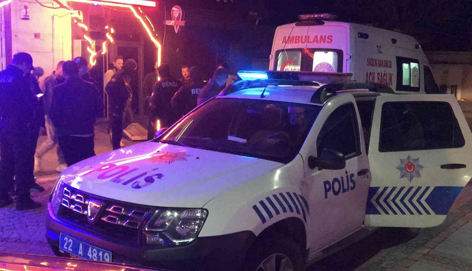 Edirne’de alkolü mekanda 1 kişi silahla 2 bacağından vurularak yaralandı Edirne’de alkollü mekan işleten kişinin, aralarında çıkan kavgada kendisini darp etmeye çalıştığını ve eski çalışanı olduğu ileri sürdürülen ...