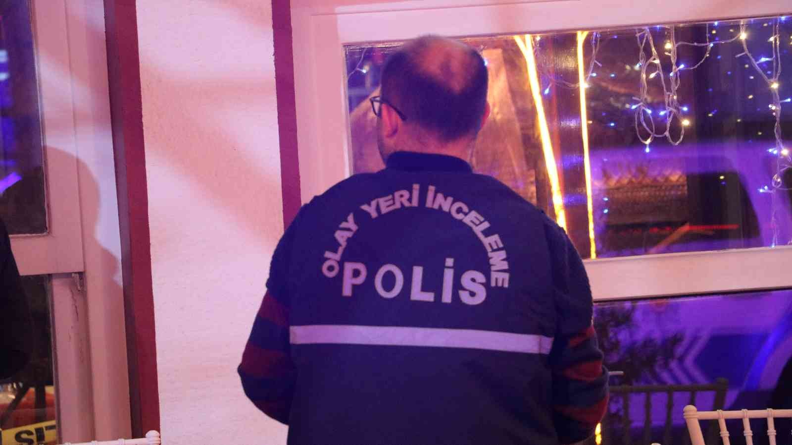 Edirne’de alkolü mekanda 1 kişi silahla 2 bacağından vurularak yaralandı Edirne’de alkollü mekan işleten kişinin, aralarında çıkan kavgada kendisini darp etmeye çalıştığını ve eski çalışanı olduğu ileri sürdürülen ...