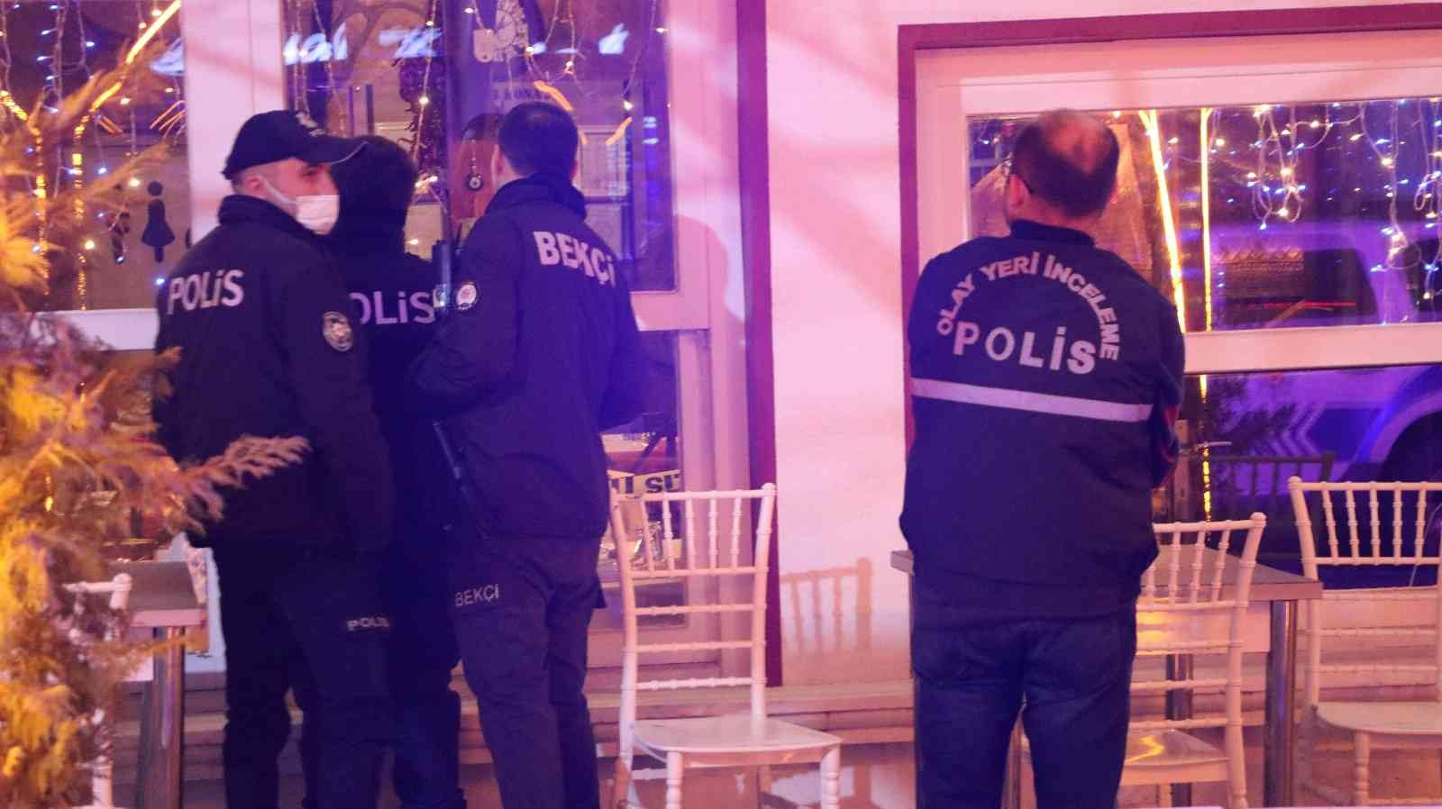 Edirne’de alkolü mekanda 1 kişi silahla 2 bacağından vurularak yaralandı Edirne’de alkollü mekan işleten kişinin, aralarında çıkan kavgada kendisini darp etmeye çalıştığını ve eski çalışanı olduğu ileri sürdürülen ...