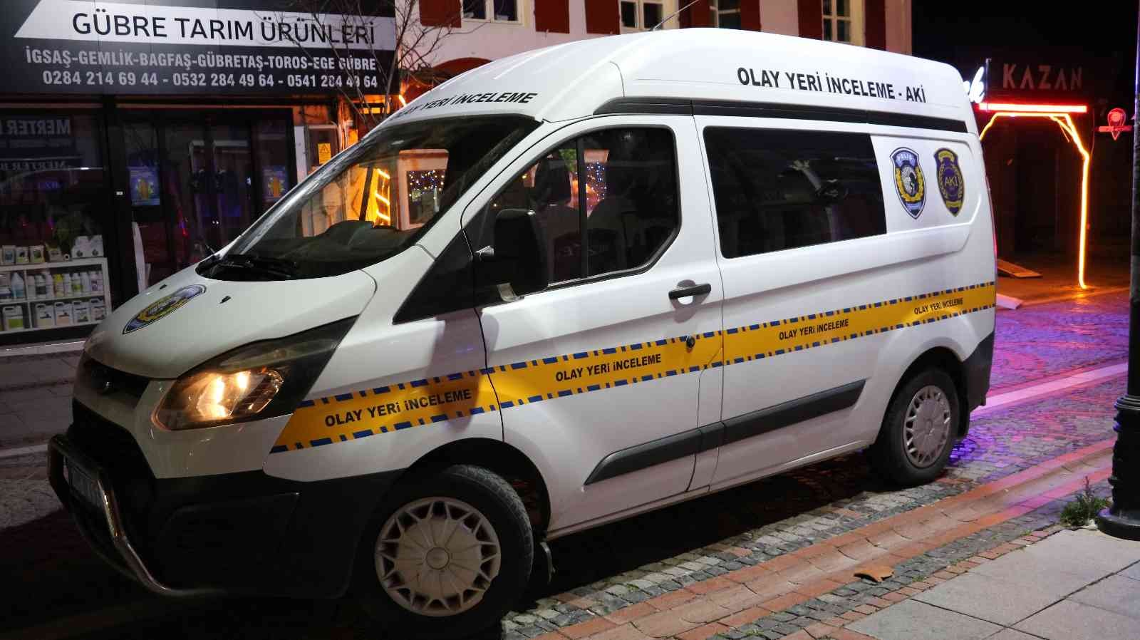 Edirne’de alkolü mekanda 1 kişi silahla 2 bacağından vurularak yaralandı Edirne’de alkollü mekan işleten kişinin, aralarında çıkan kavgada kendisini darp etmeye çalıştığını ve eski çalışanı olduğu ileri sürdürülen ...