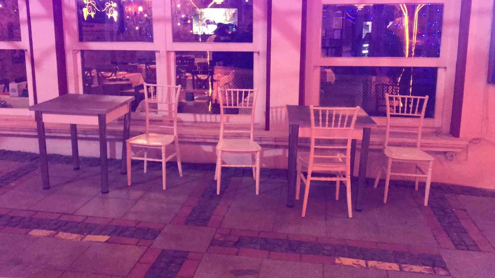 Edirne’de alkolü mekanda 1 kişi silahla 2 bacağından vurularak yaralandı Edirne’de alkollü mekan işleten kişinin, aralarında çıkan kavgada kendisini darp etmeye çalıştığını ve eski çalışanı olduğu ileri sürdürülen ...