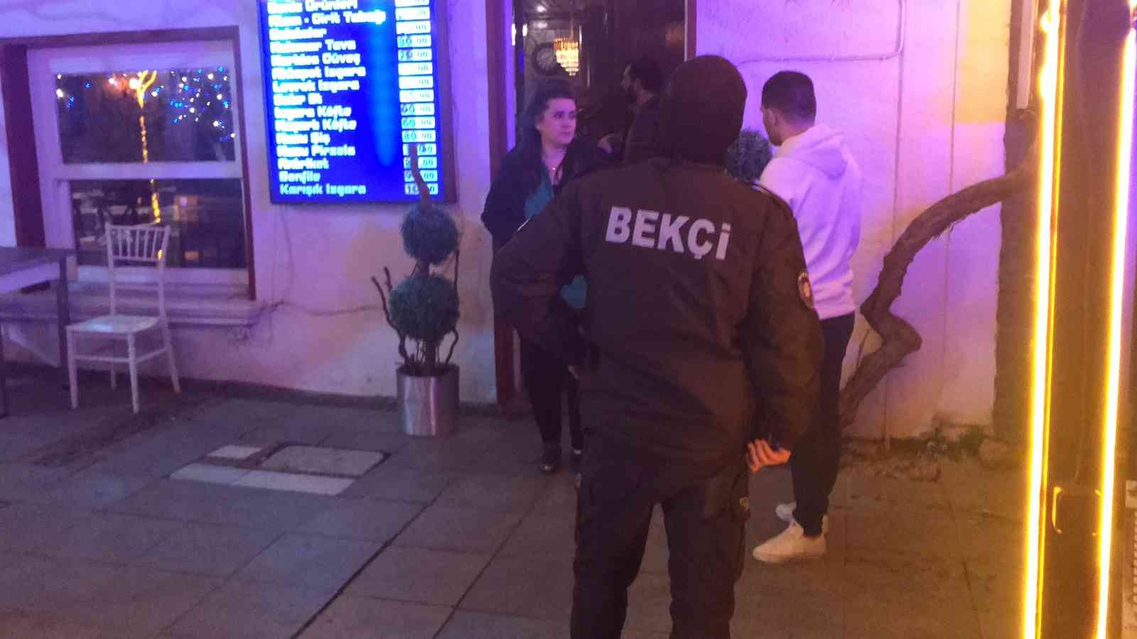 Edirne’de alkolü mekanda 1 kişi silahla 2 bacağından vurularak yaralandı Edirne’de alkollü mekan işleten kişinin, aralarında çıkan kavgada kendisini darp etmeye çalıştığını ve eski çalışanı olduğu ileri sürdürülen ...