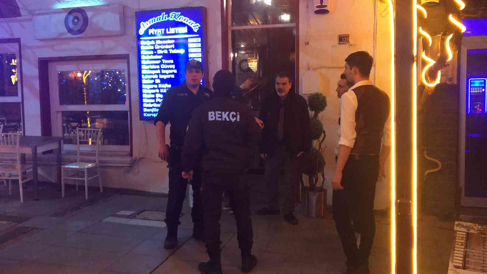 Edirne’de alkolü mekanda 1 kişi silahla 2 bacağından vurularak yaralandı Edirne’de alkollü mekan işleten kişinin, aralarında çıkan kavgada kendisini darp etmeye çalıştığını ve eski çalışanı olduğu ileri sürdürülen ...