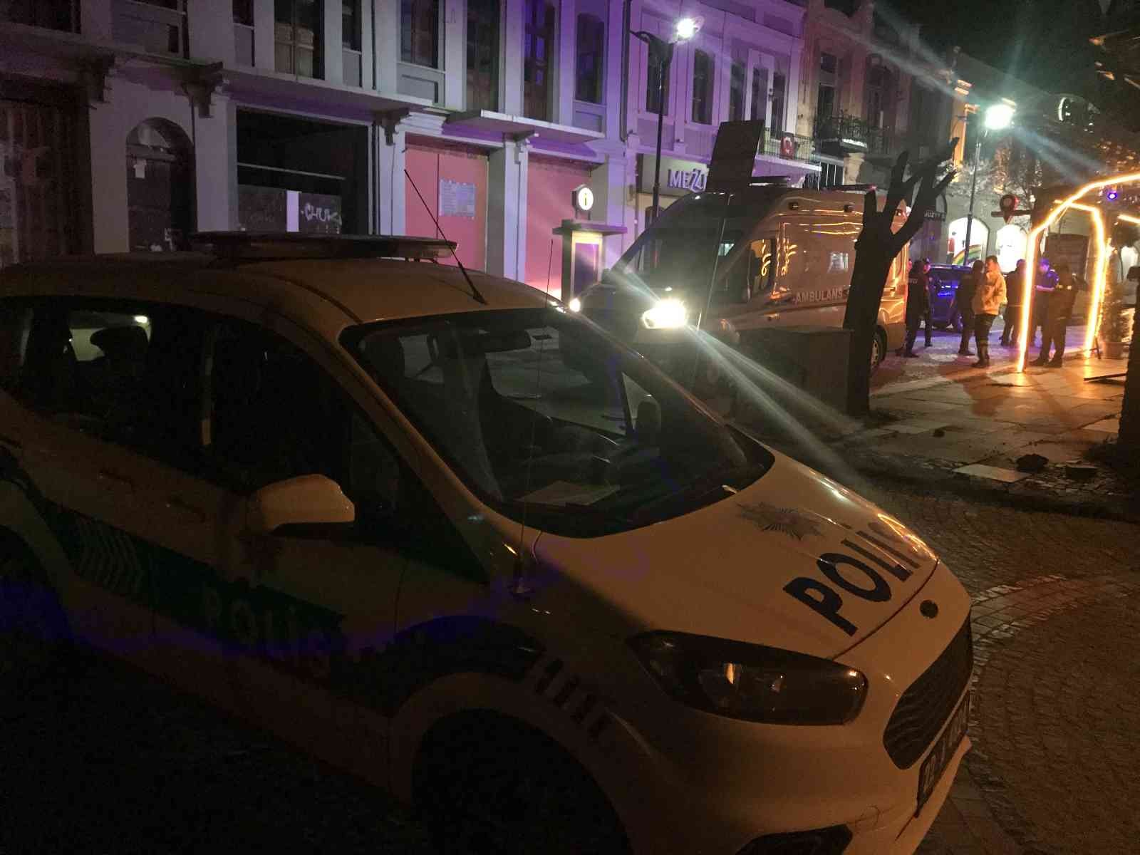 Edirne’de alkolü mekanda 1 kişi silahla 2 bacağından vurularak yaralandı Edirne’de alkollü mekan işleten kişinin, aralarında çıkan kavgada kendisini darp etmeye çalıştığını ve eski çalışanı olduğu ileri sürdürülen ...