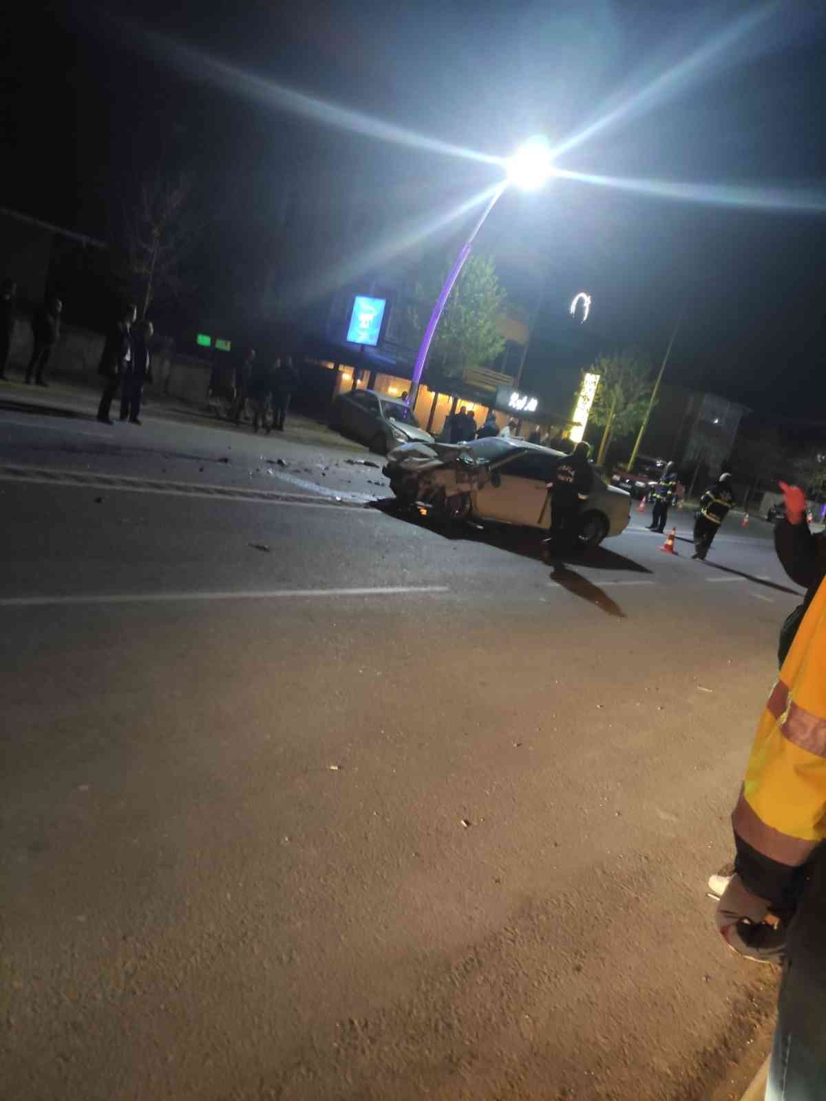 Edirne’de feci kaza: 1 ölü, 1 yaralı Edirne’de iki otomobilin çarpıştığı kazada 1 kişi öldü, 1 kişi yaralandı. Alınan bilgiye göre, dün gece saatlerinde İpsala ilçesinde Bayrambey ...