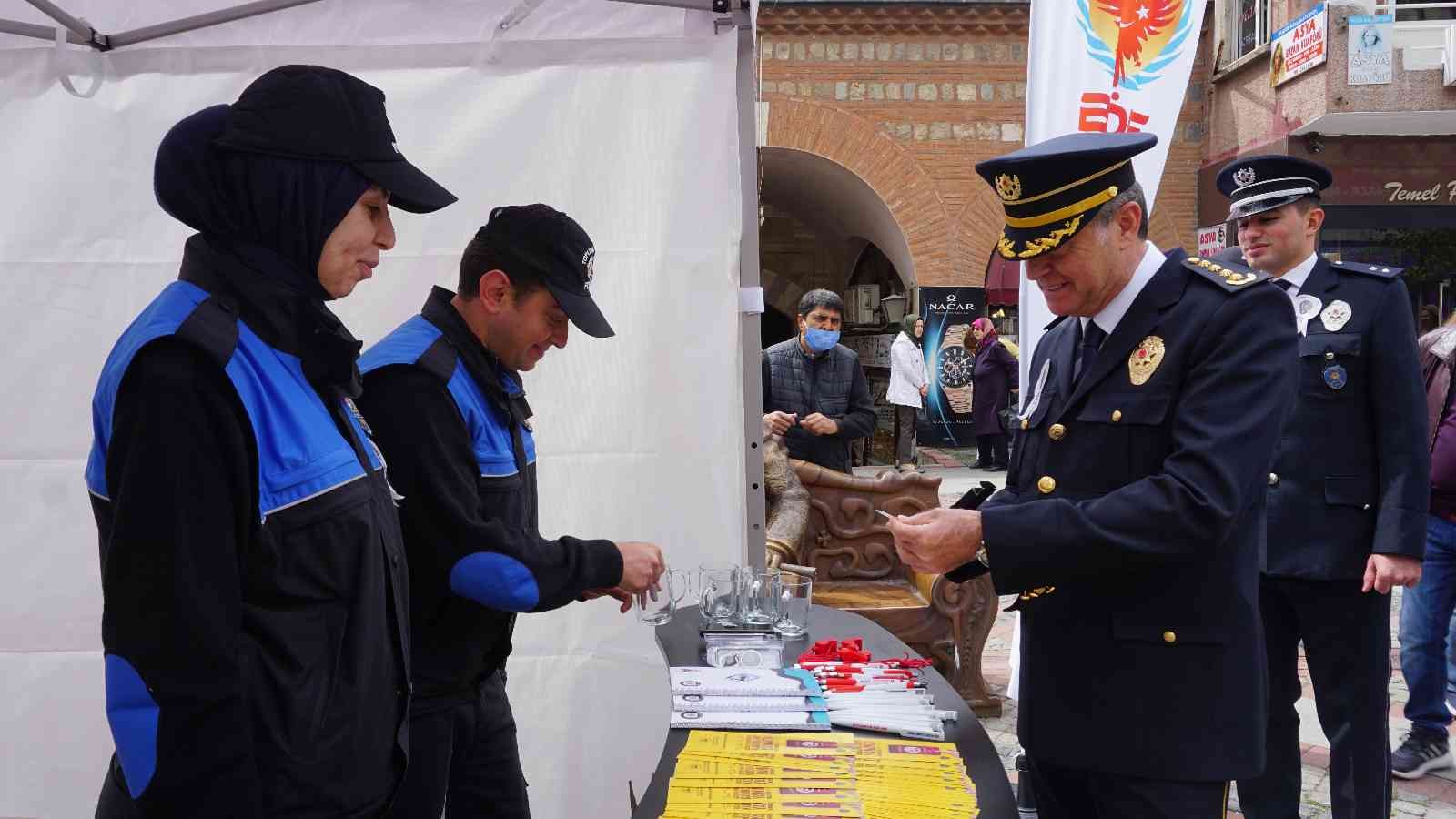 Edirne’de polis ekipleri vatandaşlara hem hediye dağıttı, hem broşürle bilgilendirdi Edirne’de Türk Polis Teşkilatı’nın kuruluşunun 177. yıl dönümü dolayısıyla vatandaşlara çeşitli hediyeler ve tanıtıcı broşürler dağıtıldı. Her ...