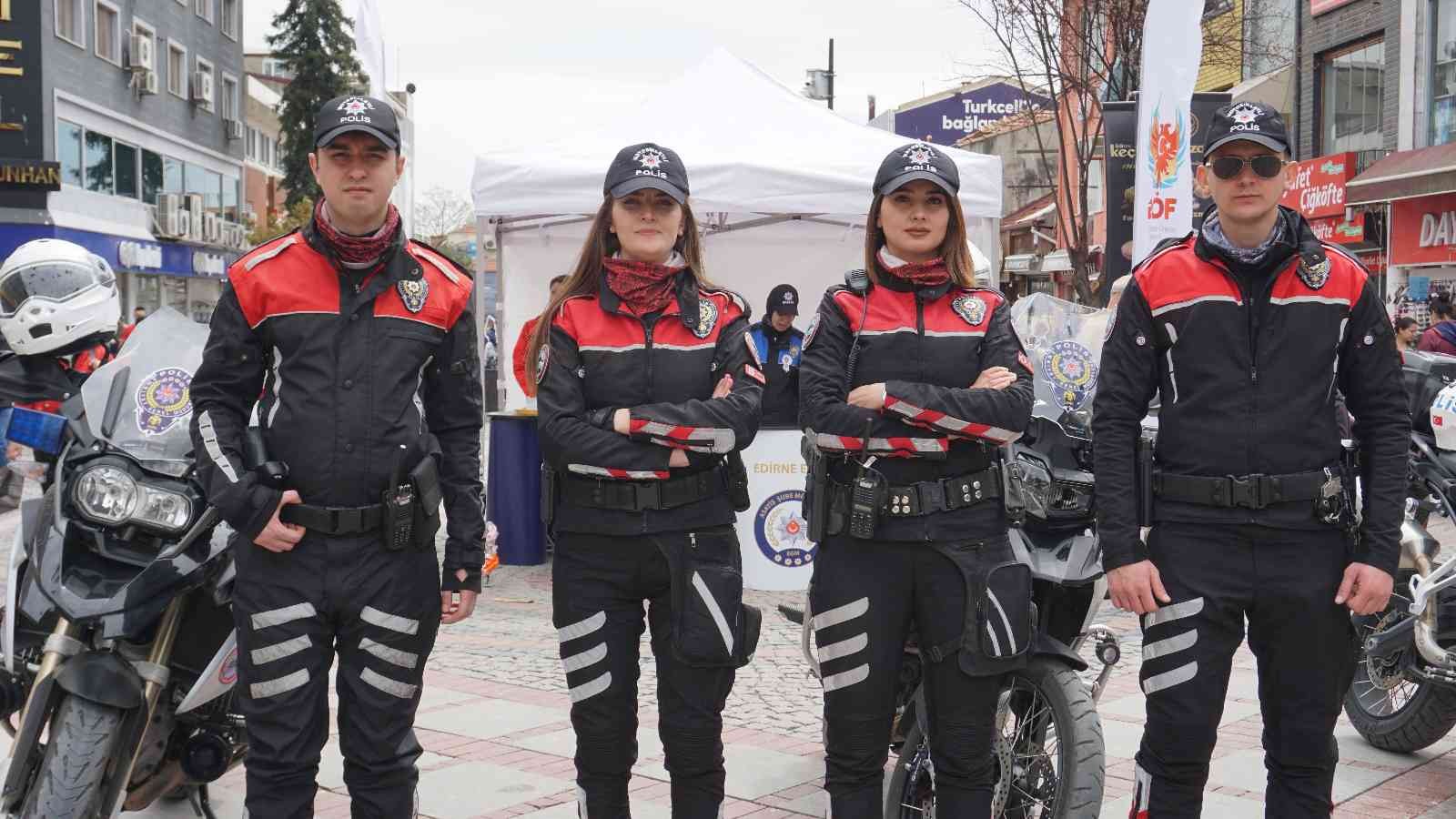 Edirne’de polis ekipleri vatandaşlara hem hediye dağıttı, hem broşürle bilgilendirdi Edirne’de Türk Polis Teşkilatı’nın kuruluşunun 177. yıl dönümü dolayısıyla vatandaşlara çeşitli hediyeler ve tanıtıcı broşürler dağıtıldı. Her ...