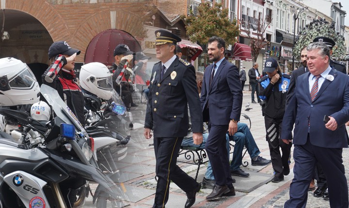 Edirne’de polis ekipleri vatandaşlara hem hediye dağıttı, hem broşürle bilgilendirdi Edirne’de Türk Polis Teşkilatı’nın kuruluşunun 177. yıl dönümü dolayısıyla vatandaşlara çeşitli hediyeler ve tanıtıcı broşürler dağıtıldı. Her ...