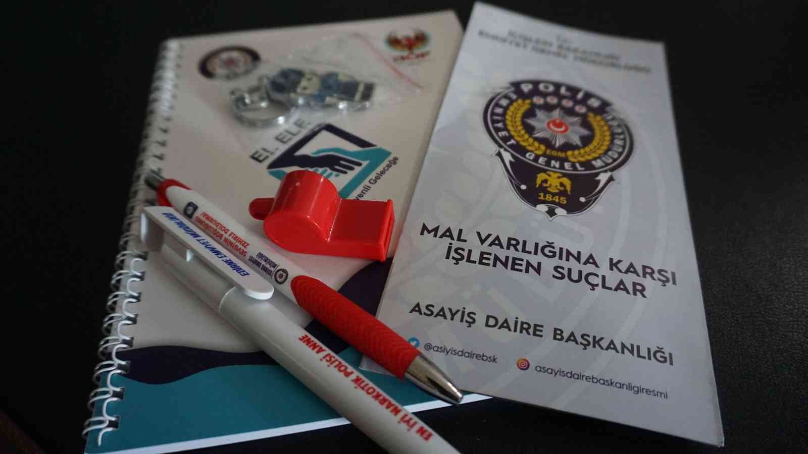 Edirne’de polis ekipleri vatandaşlara hem hediye dağıttı, hem broşürle bilgilendirdi Edirne’de Türk Polis Teşkilatı’nın kuruluşunun 177. yıl dönümü dolayısıyla vatandaşlara çeşitli hediyeler ve tanıtıcı broşürler dağıtıldı. Her ...