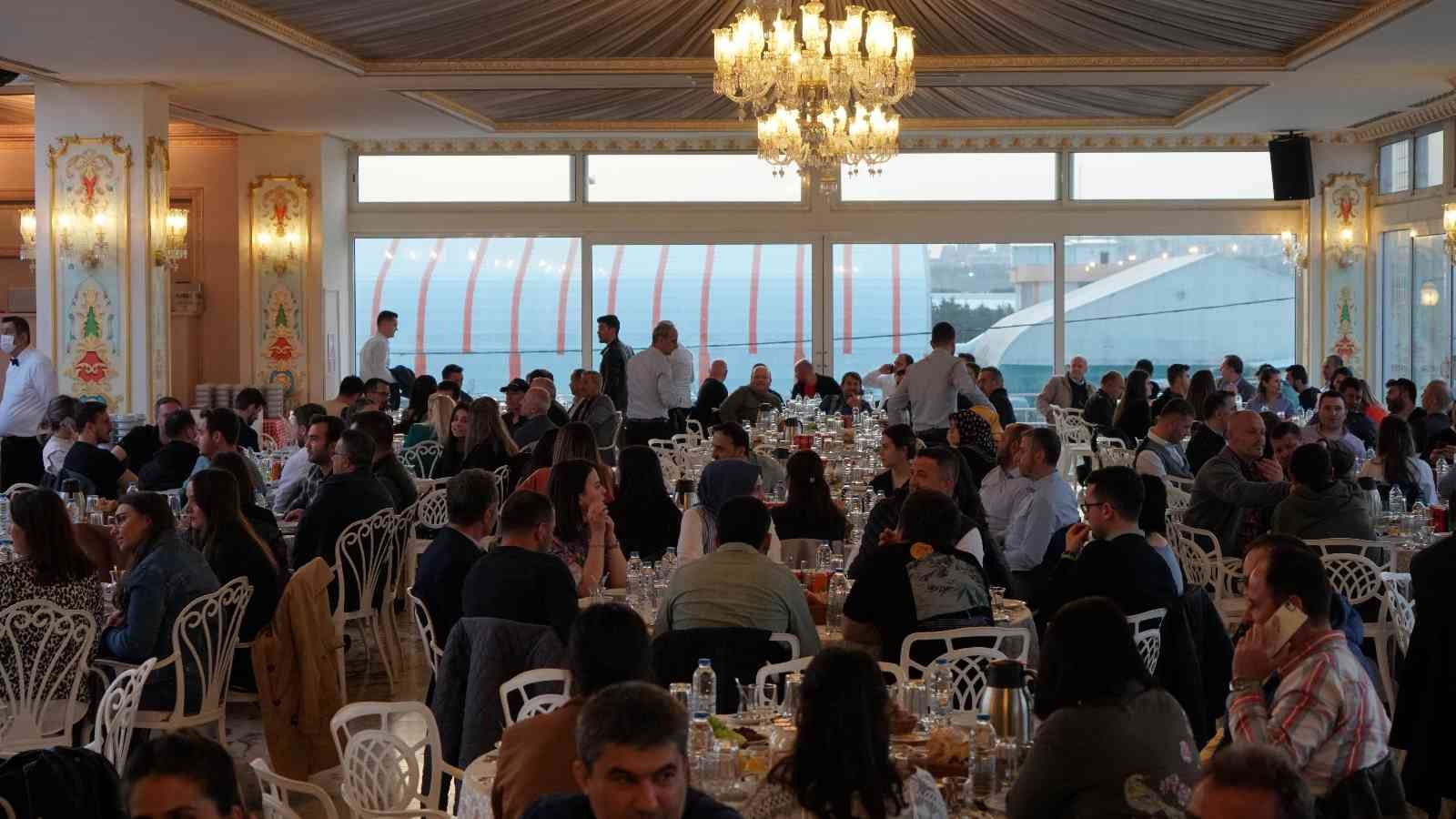 Enerji dağıtım ailesi, iftarda bir araya geldi Enerji dağıtım ailesinin Trakya bölgesindeki çalışanları ile yönetim kadrosu, düzenlenen iftar yemeğinde bir araya geldi. İftar programı, IC ...