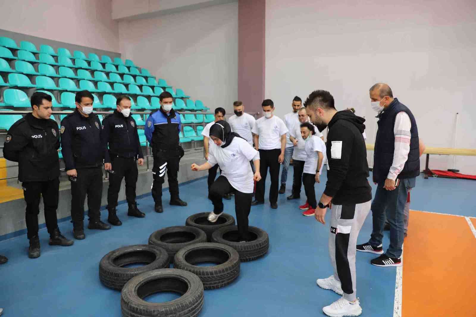 Engelliler polis oldu Türk Polis Teşkilatı’nın 177. yılı dolayısıyla düzenlenen etkinlikte Bağcılar Belediyesi Feyzullah Kıyıklık Engelliler Sarayı kursiyerleri, bir ...