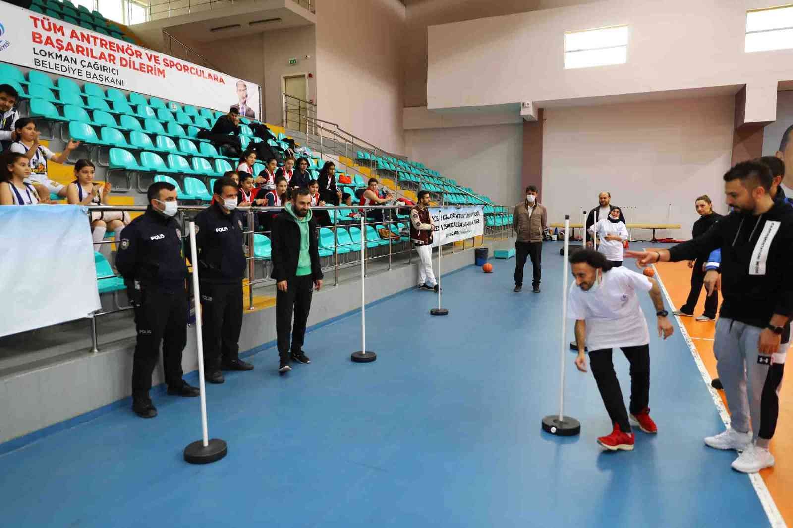 Engelliler polis oldu Türk Polis Teşkilatı’nın 177. yılı dolayısıyla düzenlenen etkinlikte Bağcılar Belediyesi Feyzullah Kıyıklık Engelliler Sarayı kursiyerleri, bir ...