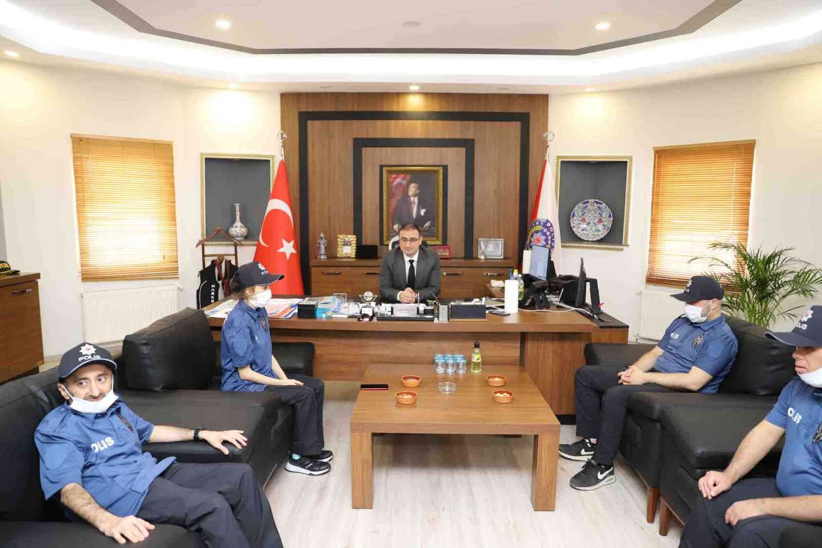 Türk Polis Teşkilatı’nın 177. yılı dolayısıyla düzenlenen etkinlikte Bağcılar Belediyesi Feyzullah Kıyıklık Engelliler Sarayı kursiyerleri, bir ...