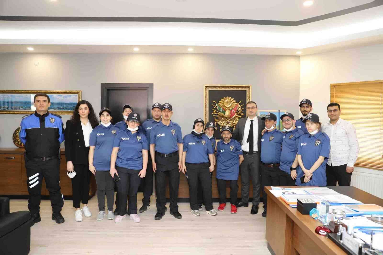 Engelliler polis oldu Türk Polis Teşkilatı’nın 177. yılı dolayısıyla düzenlenen etkinlikte Bağcılar Belediyesi Feyzullah Kıyıklık Engelliler Sarayı kursiyerleri, bir ...