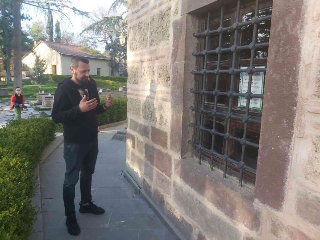 ertugrul-gazi-turbesi-ziyaretcileri-erken-kapanmaya-tepkili-1ZxbOyxT.jpg
