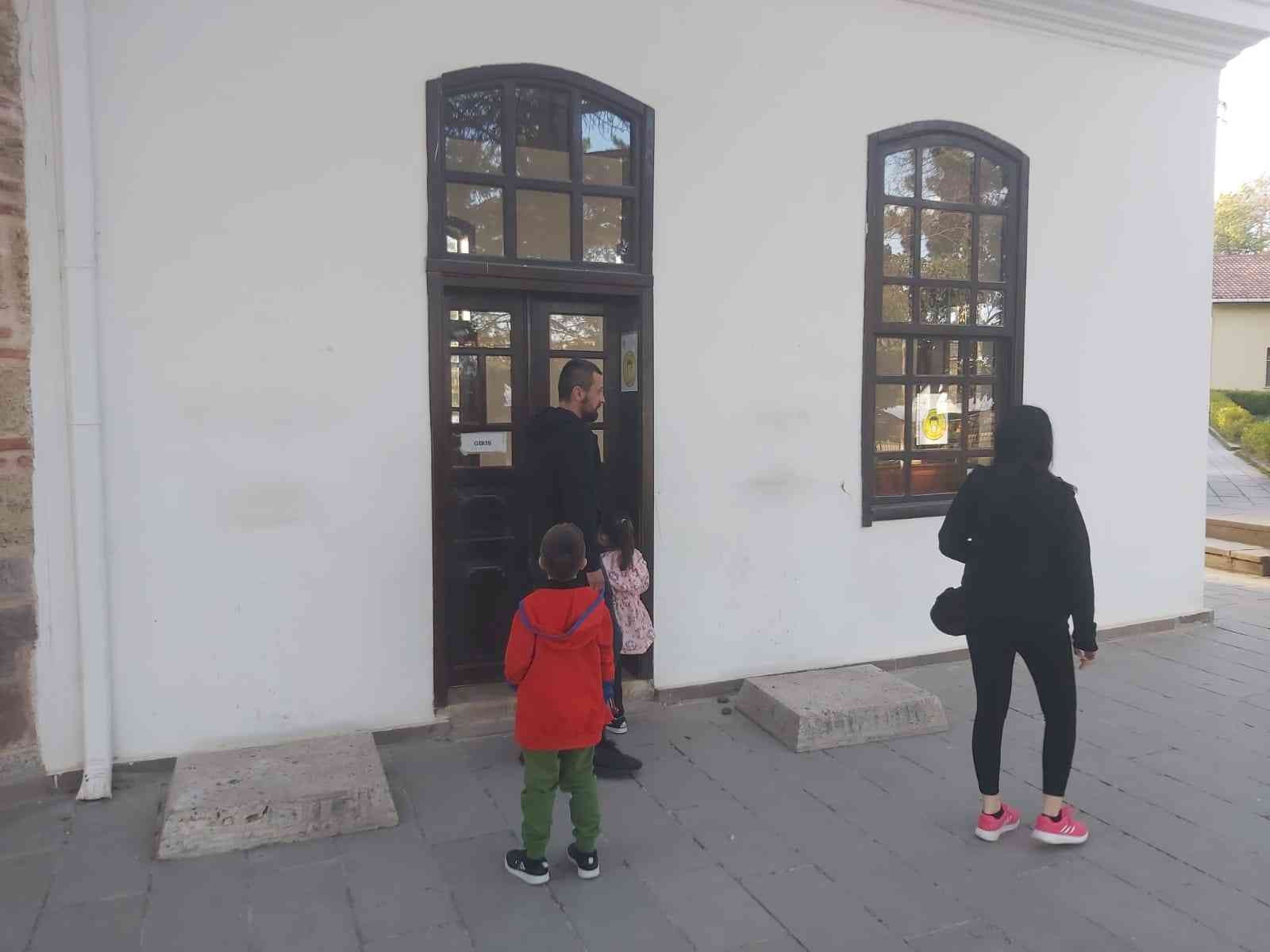 Bilecik’in Söğüt ilçesindeki Ertuğrul Gazi türbesinin saat 18.00’de kapanması ziyaretçilerin tepkisine sebep oluyor. Osmanlı Devleti’nin kurucusu ...