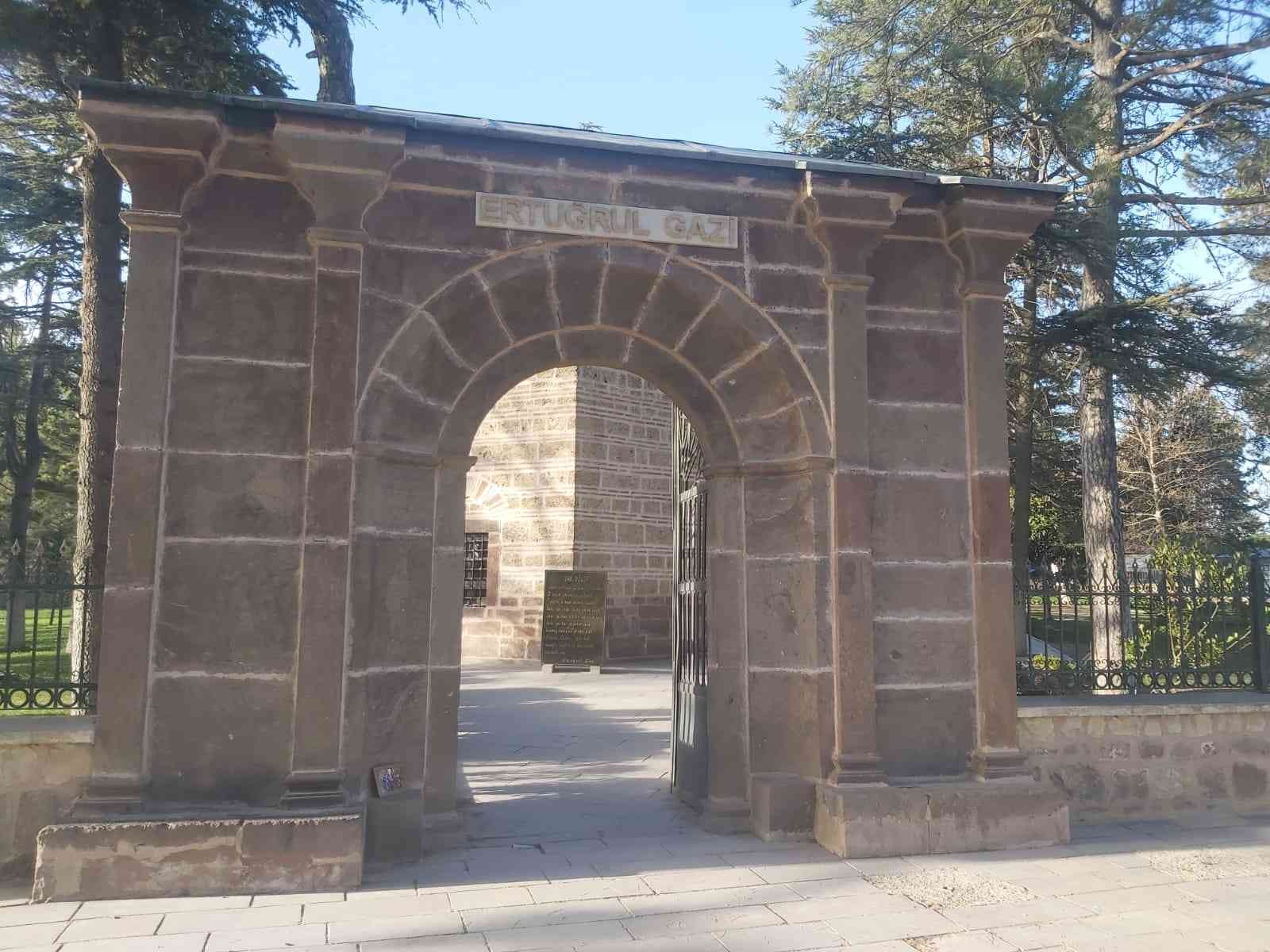 Bilecik’in Söğüt ilçesindeki Ertuğrul Gazi türbesinin saat 18.00’de kapanması ziyaretçilerin tepkisine sebep oluyor. Osmanlı Devleti’nin kurucusu ...