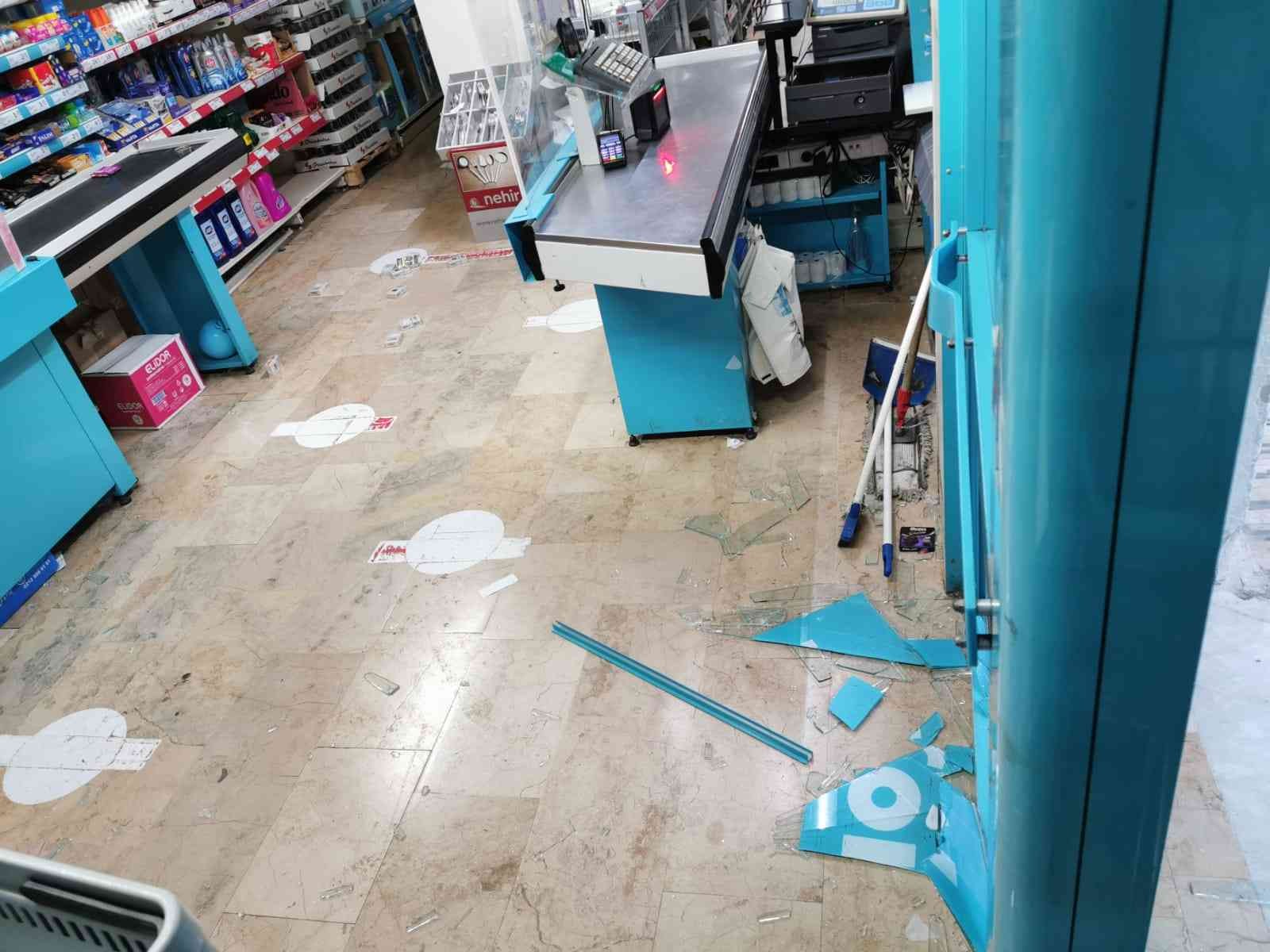 Esenyurt’ta hırsızlar kasadaki paraları çaldı, duvardaki sigara dolabını söktü Esenyurt’ta bir zincir markete dadanan hırsızlar, aynı gün içinde iki markete girdi. Sabah erken saatlerde giriş kapısının camını kırarak soygun ...