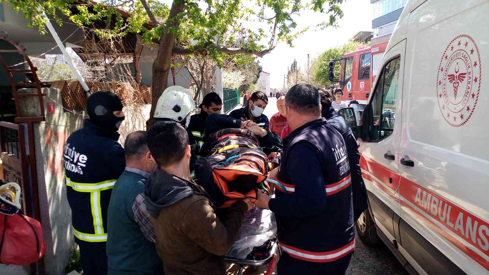 Eşini dinlemedi, anten ayarlamaya diye çıktığı çatıdan başka çatıya düştü Tekirdağ Çorlu’da televizyonunun antenini ayarlamak için 4. katın çatısına çıkan yaşlı adam, dengesini kaybederek 2. katın çatısına düşerek ...