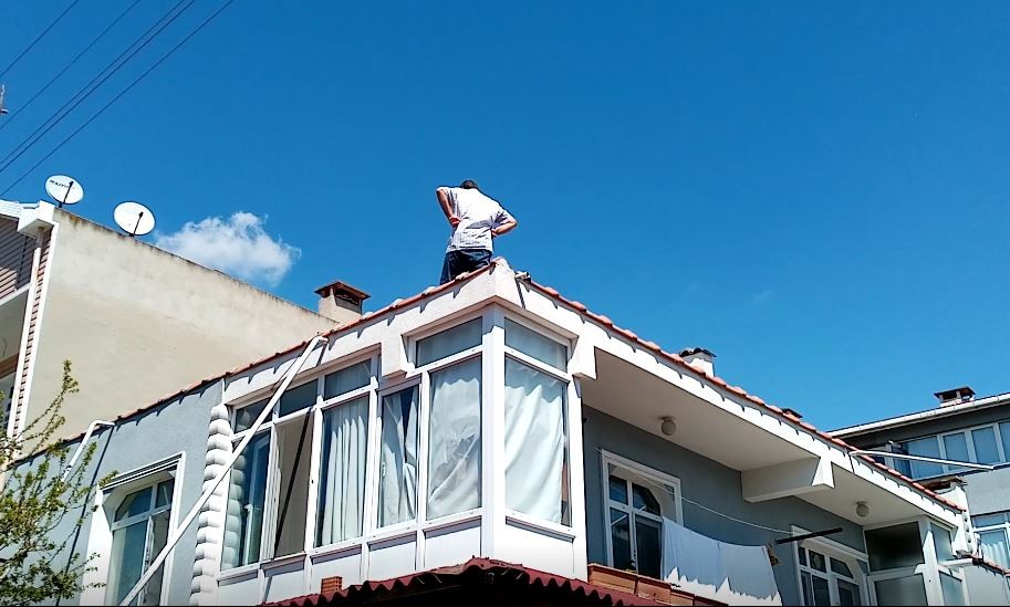 Eşini dinlemedi, anten ayarlamaya diye çıktığı çatıdan başka çatıya düştü Tekirdağ Çorlu’da televizyonunun antenini ayarlamak için 4. katın çatısına çıkan yaşlı adam, dengesini kaybederek 2. katın çatısına düşerek ...