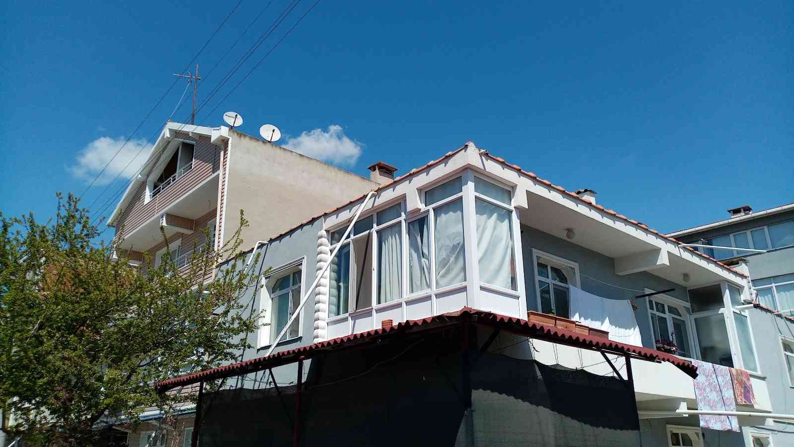 Eşini dinlemedi, anten ayarlamaya diye çıktığı çatıdan başka çatıya düştü Tekirdağ Çorlu’da televizyonunun antenini ayarlamak için 4. katın çatısına çıkan yaşlı adam, dengesini kaybederek 2. katın çatısına düşerek ...