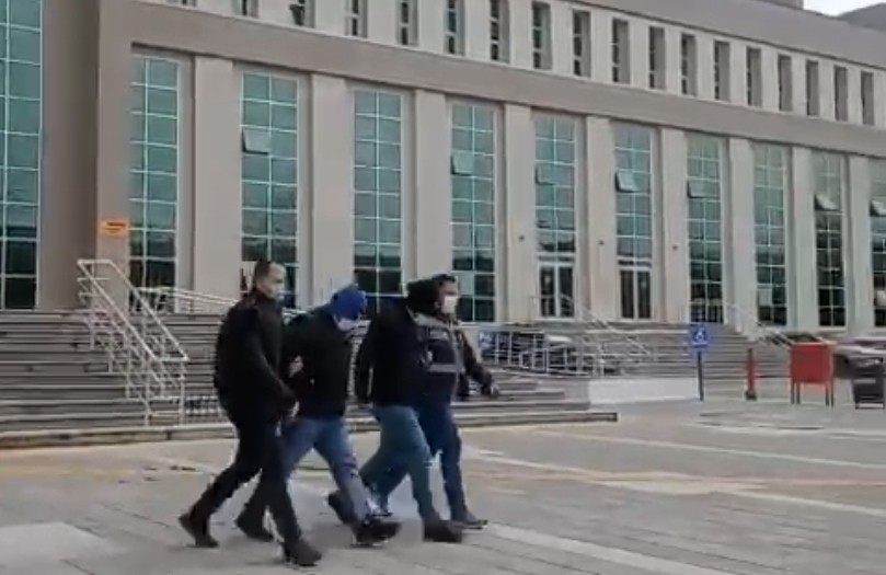 Evden hırsızlık olayında 2 kişi tutuklandı Tekirdağ’ın Süleymanpaşa ilçesinde hırsızlık olayında yakalanan 2 kişi tutuklandı. Edinilen bilgiye göre, Tekirdağ’ın Süleymanpaşa ilçesinde ...