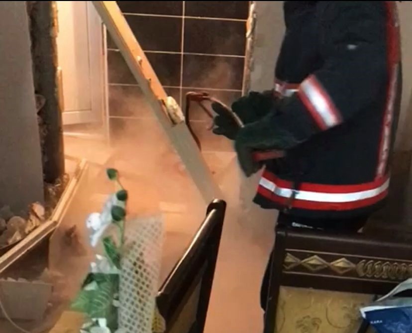 Eve giren yılan paniğe sebep oldu Sakarya’nın Akyazı ilçesinde bir eve giren yılan paniğe sebep oldu. İtfaiye ekiplerince yakalanan yılan doğaya salındı. Akyazı ilçesi Altındere ...