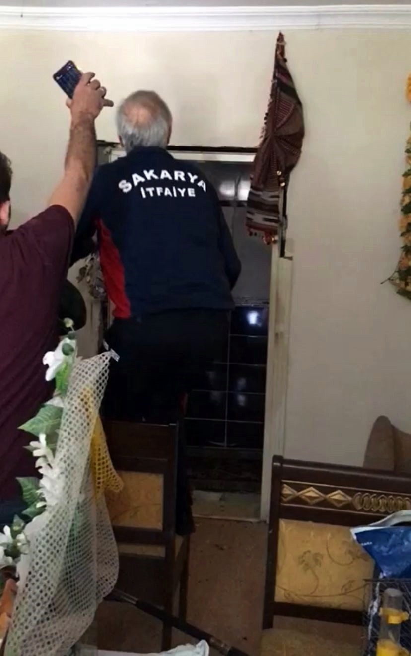 Eve giren yılan paniğe sebep oldu Sakarya’nın Akyazı ilçesinde bir eve giren yılan paniğe sebep oldu. İtfaiye ekiplerince yakalanan yılan doğaya salındı. Akyazı ilçesi Altındere ...