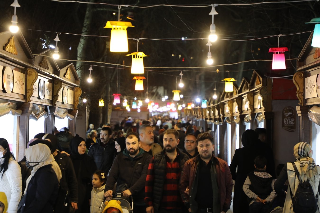 Eyüpsultan Kitap Fuarı kitapseverlerin ilgi odağı oldu Eyüpsultan Belediyesi tarafından Zal Mahmut Paşa Külliyesi önünde açılan Kitap Fuarına, kitapseverler yoğun ilgi gösterdi. Ramazan ayının bir gün ...