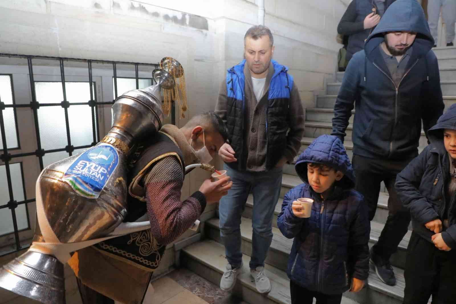 Eyüpsultan’da teravih namazı sonrası şerbet ikramı Eyüpsultan Belediyesi, Ramazan etkinlikleri çerçevesinde teravih namazı sonrası vatandaşlara şerbet ikramında bulunuyor. Ramazan ayının ...