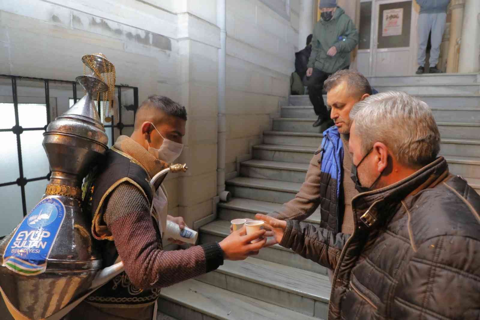 Eyüpsultan’da teravih namazı sonrası şerbet ikramı Eyüpsultan Belediyesi, Ramazan etkinlikleri çerçevesinde teravih namazı sonrası vatandaşlara şerbet ikramında bulunuyor. Ramazan ayının ...