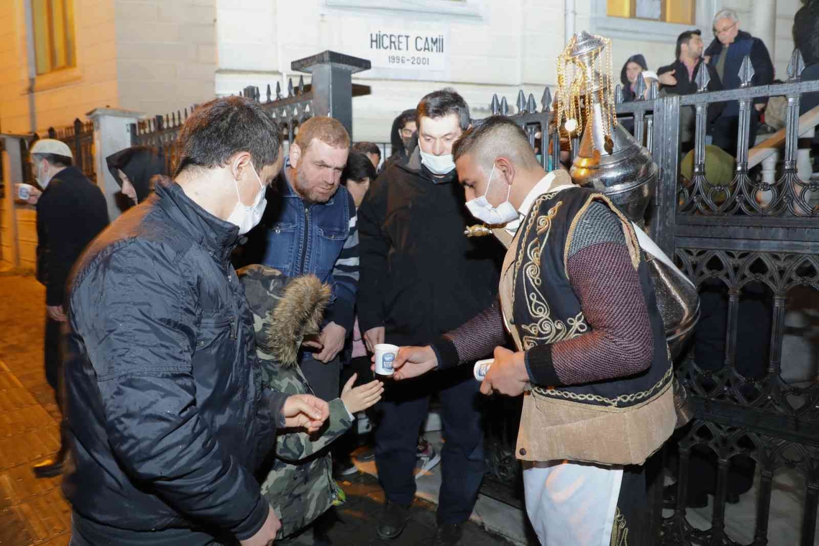 Eyüpsultan’da teravih namazı sonrası şerbet ikramı Eyüpsultan Belediyesi, Ramazan etkinlikleri çerçevesinde teravih namazı sonrası vatandaşlara şerbet ikramında bulunuyor. Ramazan ayının ...